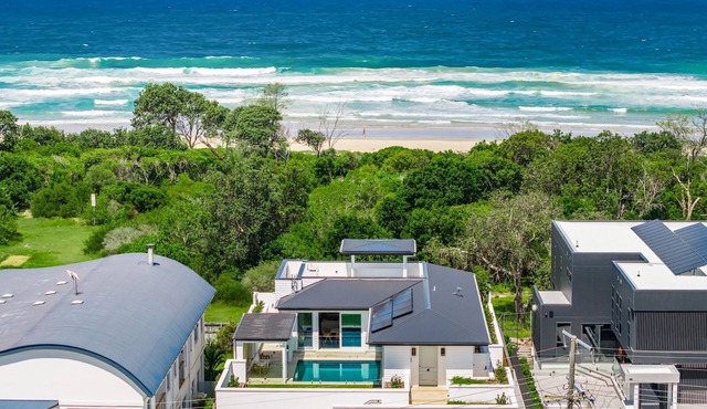 Aquarium House - with direct beach access & pool