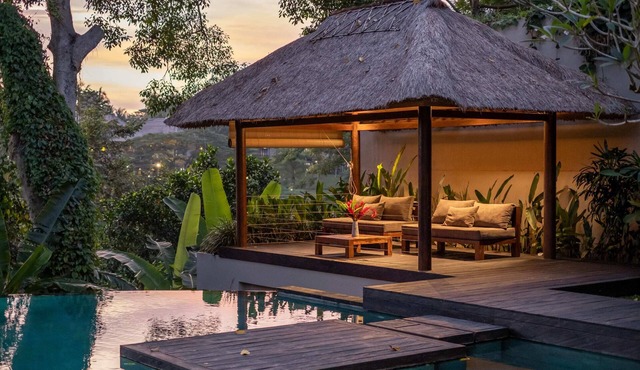 Astonishing Jungle Villa, 4 BR, Ubud With Staff