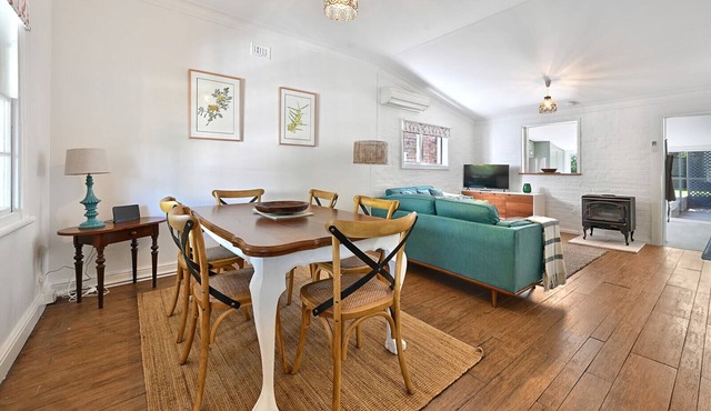 Autumn Leaf Cottage - Close to CBD, Heritage Charm