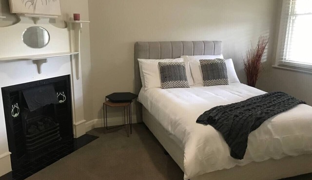 "Ava" on fox St. Entire central residence in peaceful st with yard & 5G WIFI