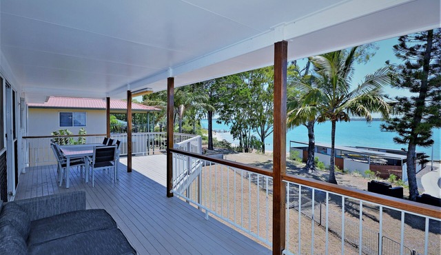 BE AT THE BEACH,OCEAN, RIVER VIEWS & BREEZE'S FROM NEARLY ALL ROOMS IN THE HOME