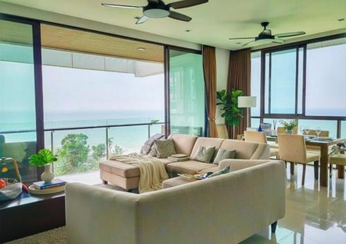 Beach Penthouse - 3 BR, Jacuzzi, Marriott pool access
