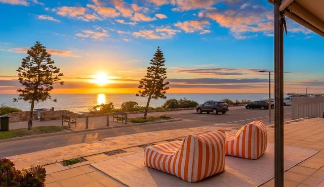 Beachfront 3BR with Sauna & Pool Table - Newly Renovated