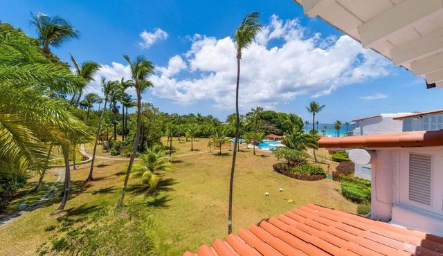 Beachfront with resort pool - Glitter Bay 414