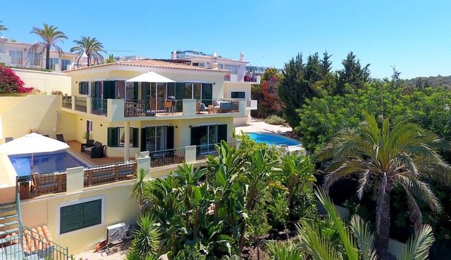Beachvilla with private pool & seaview at prime location in Ferragudo Village.