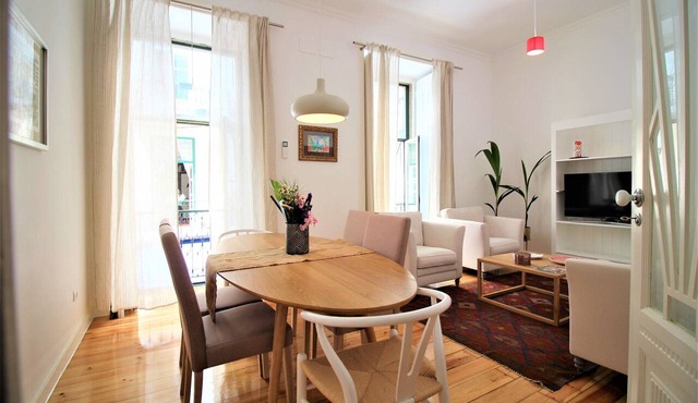 Beautiful 2BR/2BR Apartment w/Elevator in Baixa