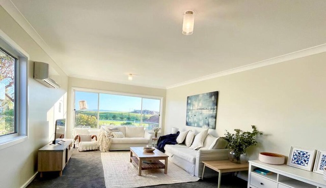 Beautiful 4-bedroom original beach cottage in Port Kembla