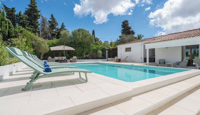 Beautiful 5-bedroom Family villa with Pool, wifi and A/C Close to Beaches