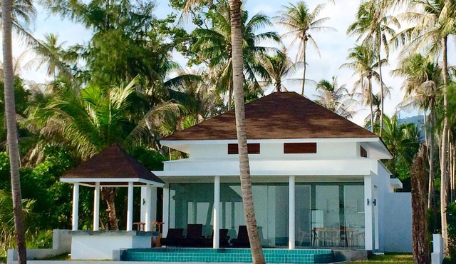 Beautiful Beachfront 3 BRM, private pool