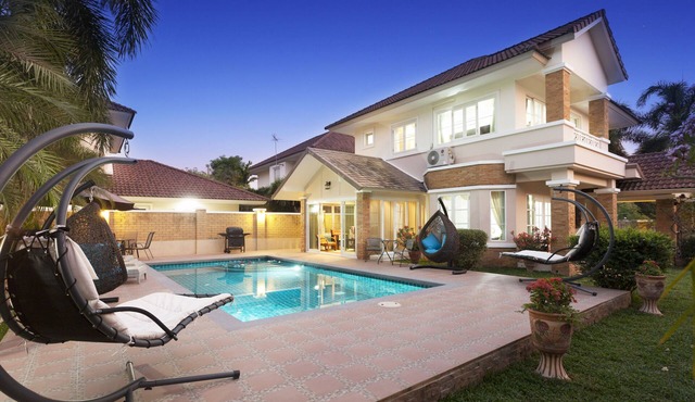 Beautiful Villa with Private Salt Water Swimming Pool