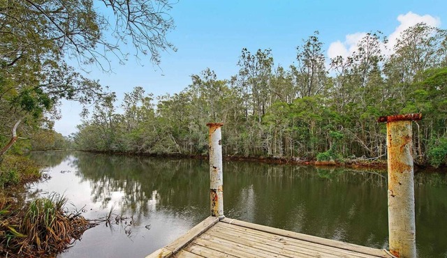 Beautifully situated five bedroom riverfront, Queenslander!
