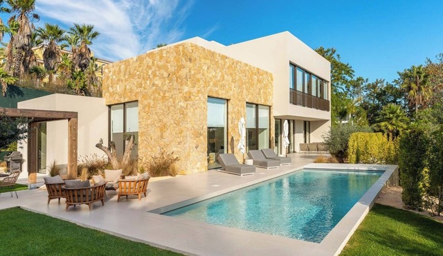 Bespoke Quinta do Lago Villa with Heated Pool and Rooftop Jacuzzi
