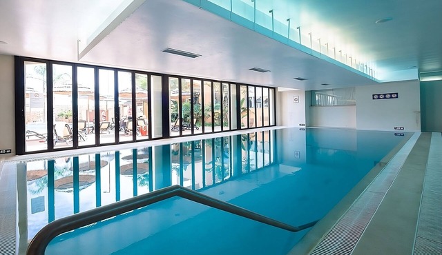 Best Place to Unwind! Free Parking, Full Kitchen, Outdoor and Indoor Pools!