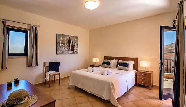 Best Place to Unwind! Full Kitchen, Outdoor and Indoor Pool, Free Parking!