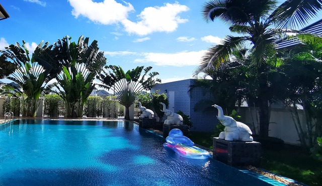 Big swimming pool garden VILLA pattaya