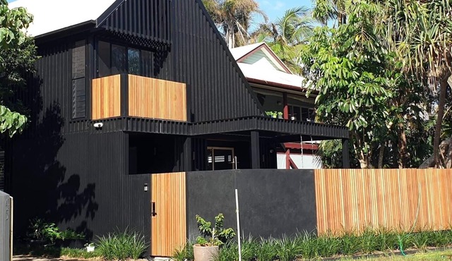 Black on Belongil Beach Byron Bay - modern house across from beach
