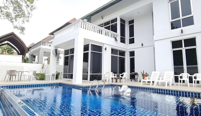 bm Poolvilla Pattaya 4BR 14-18guests, 2 floors, Bbq, JACUZZIpool,5mins to beach
