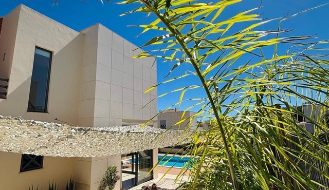 BOHO STYLE VILLA NEAR BEACH, GOLF AND STRIP