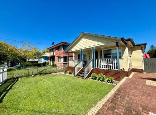 Book, Wine & Sinker - Home in Patonga Beach - Pet Friendly, 4 Bedrooms
