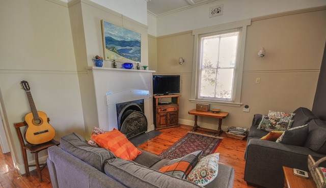 Brigalow Cottage - Three Bedroom Cottage, Sleeps 7