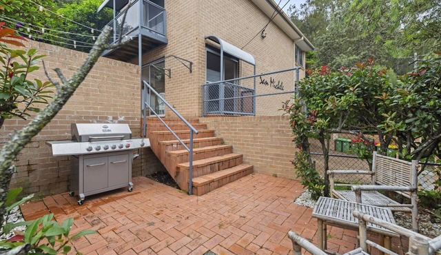Bright Coastal Townhouse with BBQ & Courtyard