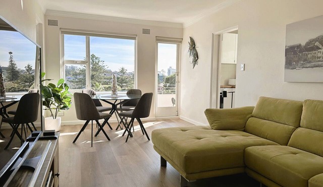 Bright & Peaceful Top-Floor Retreat with Harbour Views