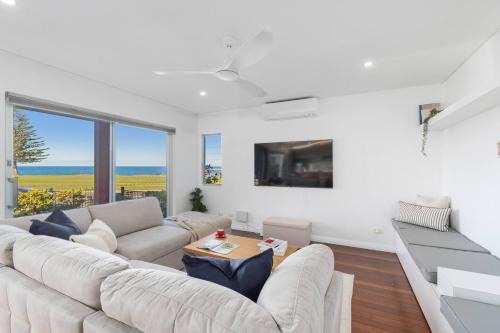 'Bulli Escape' Bright Beachfront Stay & Scenic Views