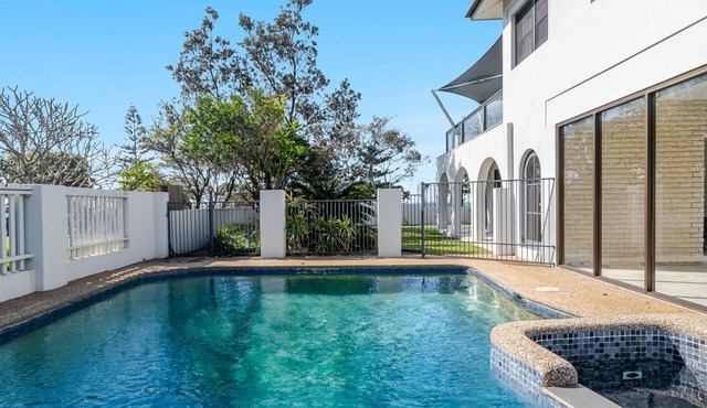Byron Bay Beachfront Holiday Apartment - Pool, Ocean Views, 3 Bedrooms, Family & Group Accommodation