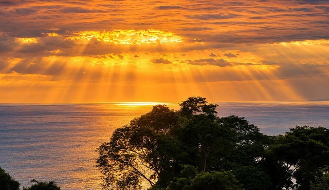Casa Blanca - An Extraordinary Private Estate Above the Pacific and Beaches