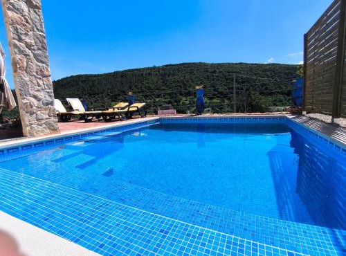 Casa Cidreira Villa 4P en baby with private pool in a natural setting.