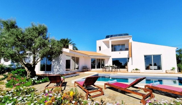Casa da Madrugada - Peaceful haven with pool and ocean view in Salema