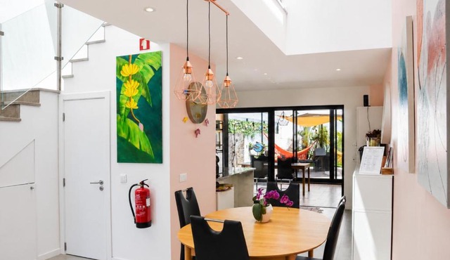 Casa Elegante T3 Moderna 2 Suítes, Jardim e Garagem Privados