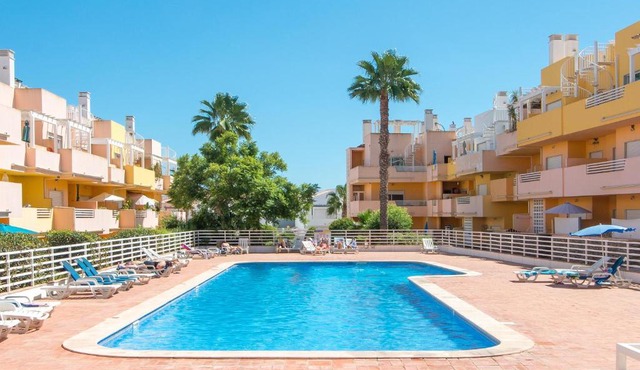 Casa Nobre 2BDR - 4 mins walk Train Station - Pool - Patio - Quiet