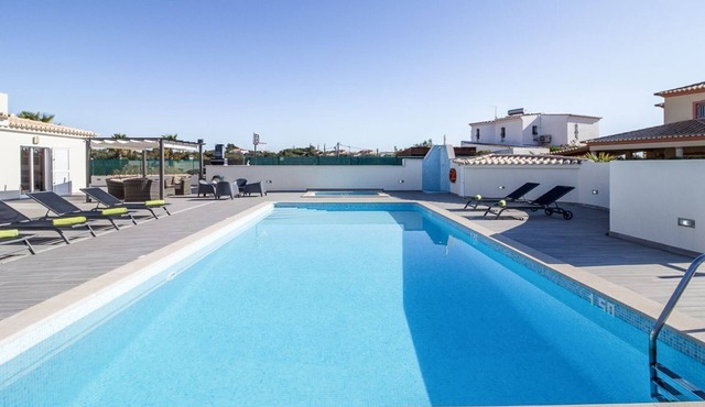 Casa Soare - Four Bedroom Villa, Sleeps 8