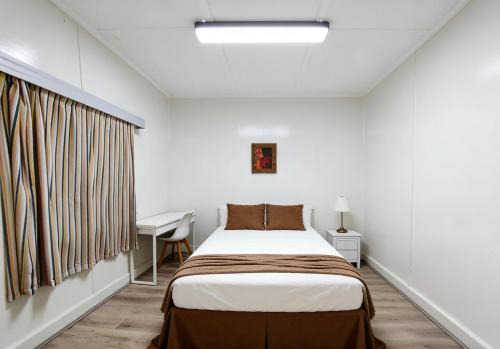 Central Burwood quiet share stay