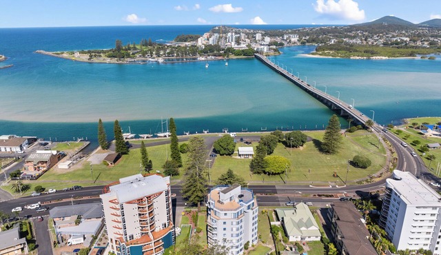 Central lakeside location! Walk to splash park, skatepark, playground, rockpool!