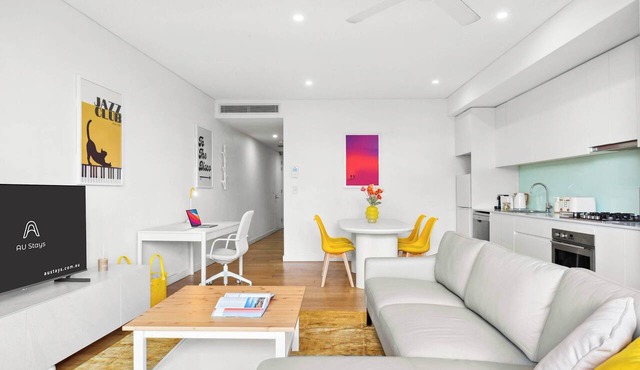 Central luminous 2 beds with balcony & aircon