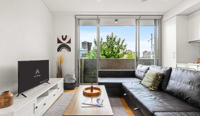 Central stylish 1 bedroom with balcony and air-con