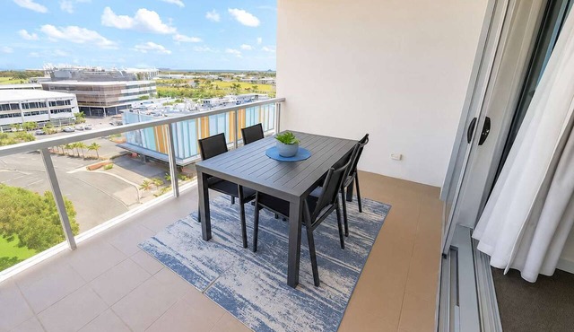 Central Townsville Dual-Key 2BR Apartment with Pool and Parking