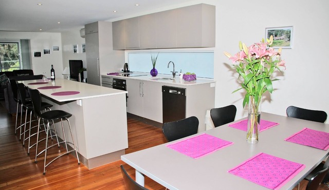 Cerulean Blue Combo, 5 bedrooms *Sleeps 12* walk to cafes and beach