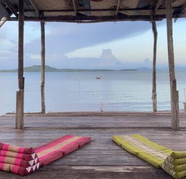 Chaba House: Boutique Waterfront Home with Sunrise View