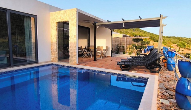 Charming 2-bedroom villa in São Bartolomeu de Messines with AC and private pool