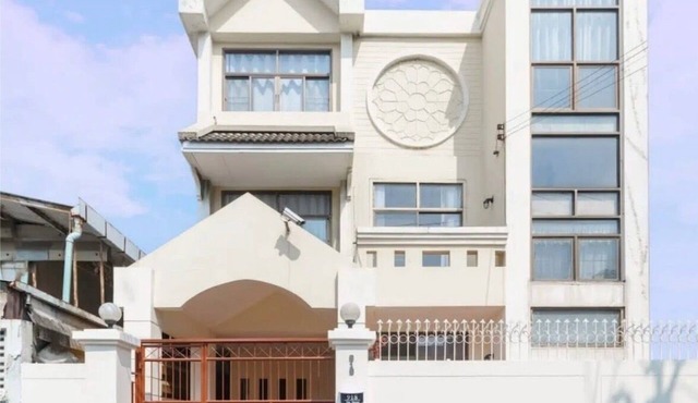 Charming 3-Storey house @ BTS Onnut Station