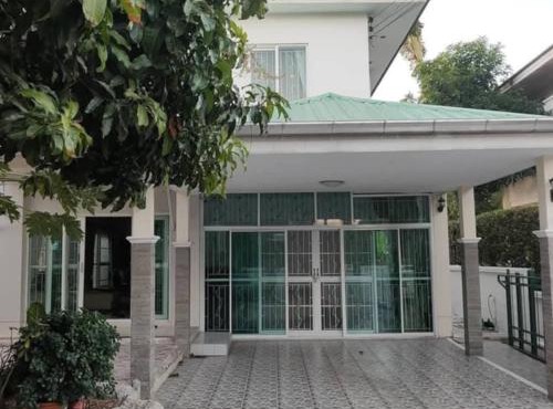 Charming 3-Bedroom House with Pool Near Lat Krabang Airport