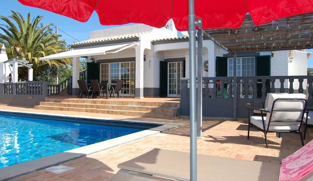Charming 3-bedroom villa with WiFi and central heating in beautiful Santa Bárbar