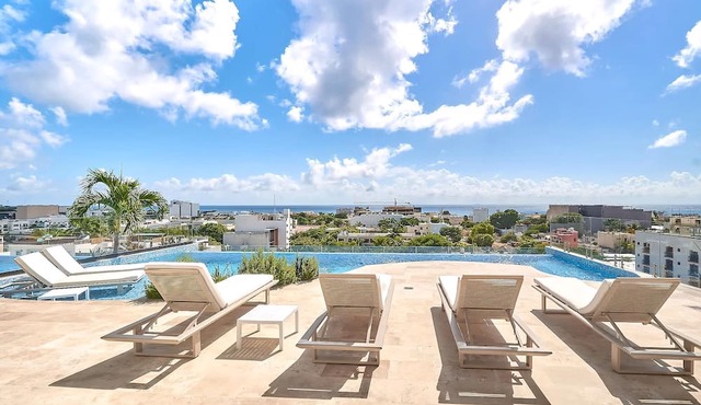 Coastal escape w/rooftop pool, gym & beach walk