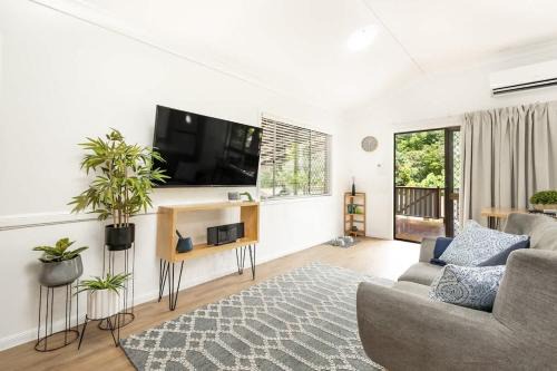 Coastal Mountain View Cottage for Couples