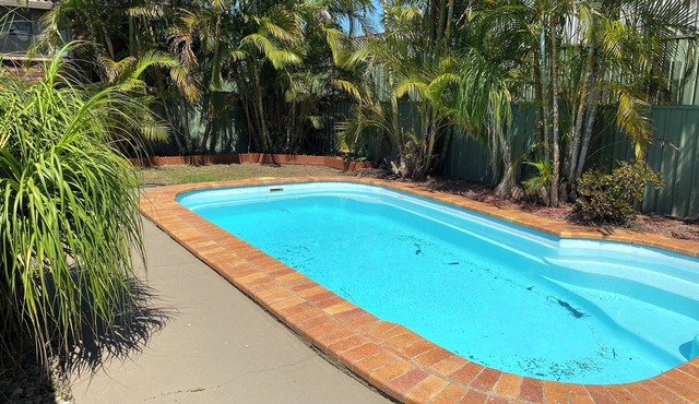 Coastal Palms Relaxing pet friendly accommodation with pool