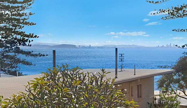 Cobden Court Unit 6 Walking distance to Rainbow Bay and Snapper Rocks beaches with Wi-Fi Inc.