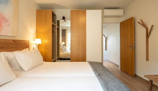 Comfort and Convenience! Kitchenette, Pool, Pets Allowed, Near Lagos Marina!